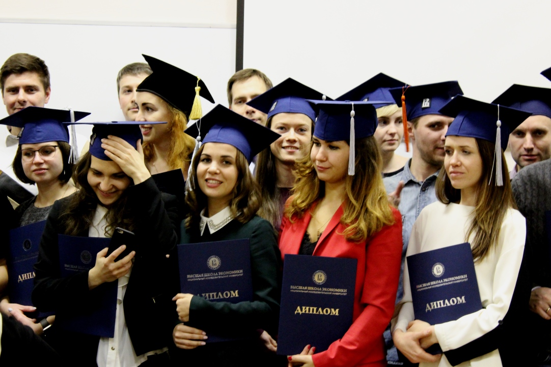 Иллюстрация к новости: Выпускникам программы "Финансовый менеджмент" вручили дипломы